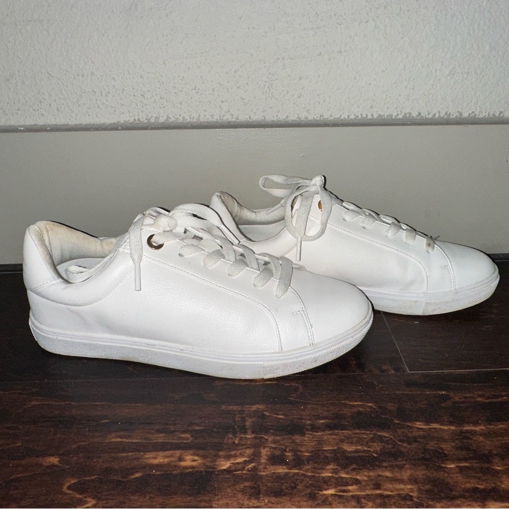 white tennis shoes
